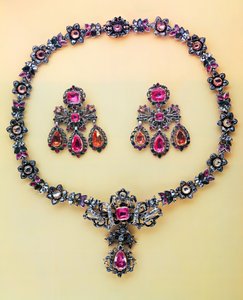 Collana di topazi di diversi colori e diamanti rosa, Spagna, XVIII secolo